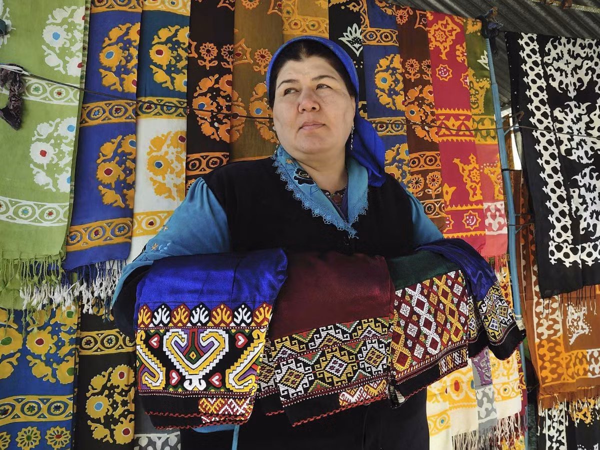 2. Turkmenistan: Nền kinh tế Turkmenistan dựa vào hai ngành công nghiệp chính: bông và khí đốt. Đây là quốc gia có trữ lượng khí đốt thiên nhiên lớn thứ tư thế giới. Tuy nhiên, triển vọng phát triển kinh tế nước này đang bị cản trở bởi nạn tham nhũng cũng như hệ thống giáo dục kém, phụ thuộc vào doanh thu dầu mỏ và khí đốt và không chủ động trong cải cách thị trường.