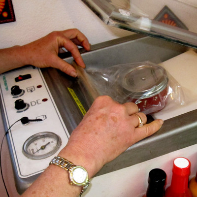 Cuối cùng, những lọ trứng cá được cho vào túi hút chân không để bảo quản được lâu.