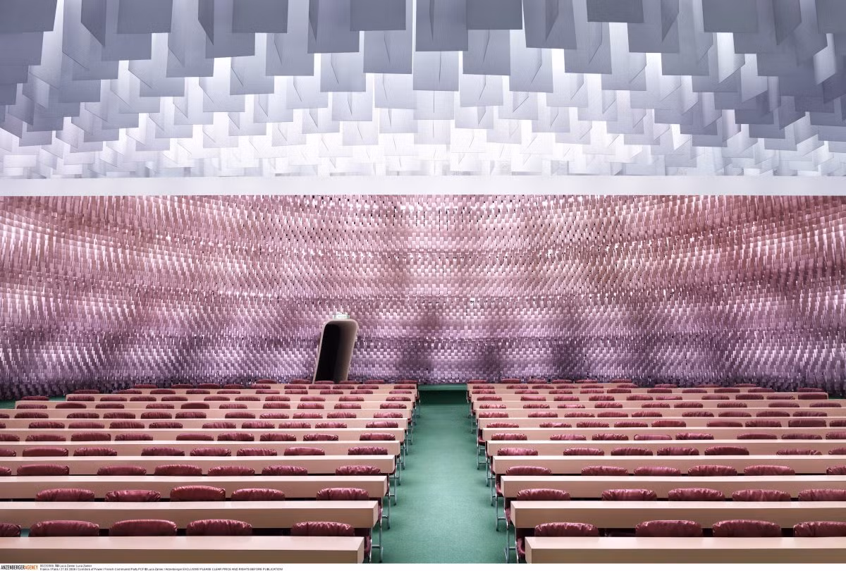 Hội trường tại trụ sở của Đảng Cộng sản Pháp tại Paris được trang hoàng khá lộng lẫy.