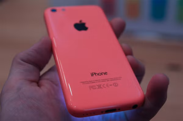 iPhone 5C: Sau khi ra mắt dòng sản phẩm chính iPhone 5S, Apple đã quyết định sản xuất thêm một dòng có giá rẻ hơn bằng vỏ nhựa là iPhone 5C. Điểm đáng chú ý trên dòng điện thoại này là nó có rất nhiều phiên bản màu sắc, trong đó có màu hồng nổi bật.