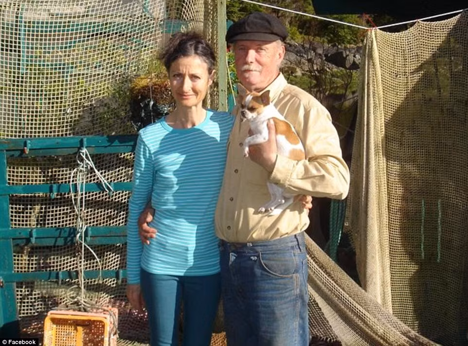 Vợ chồng ông Wayne và bà Catherine đã sống trong ngôi nhà nổi suốt hơn 20 năm qua. Hai vợ chồng trang trải cuộc sống hàng ngày bằng việc bán các tác phẩm điêu khắc và đèn cầy tự làm trong một thị trấn, cách nửa giờ đi thuyền.