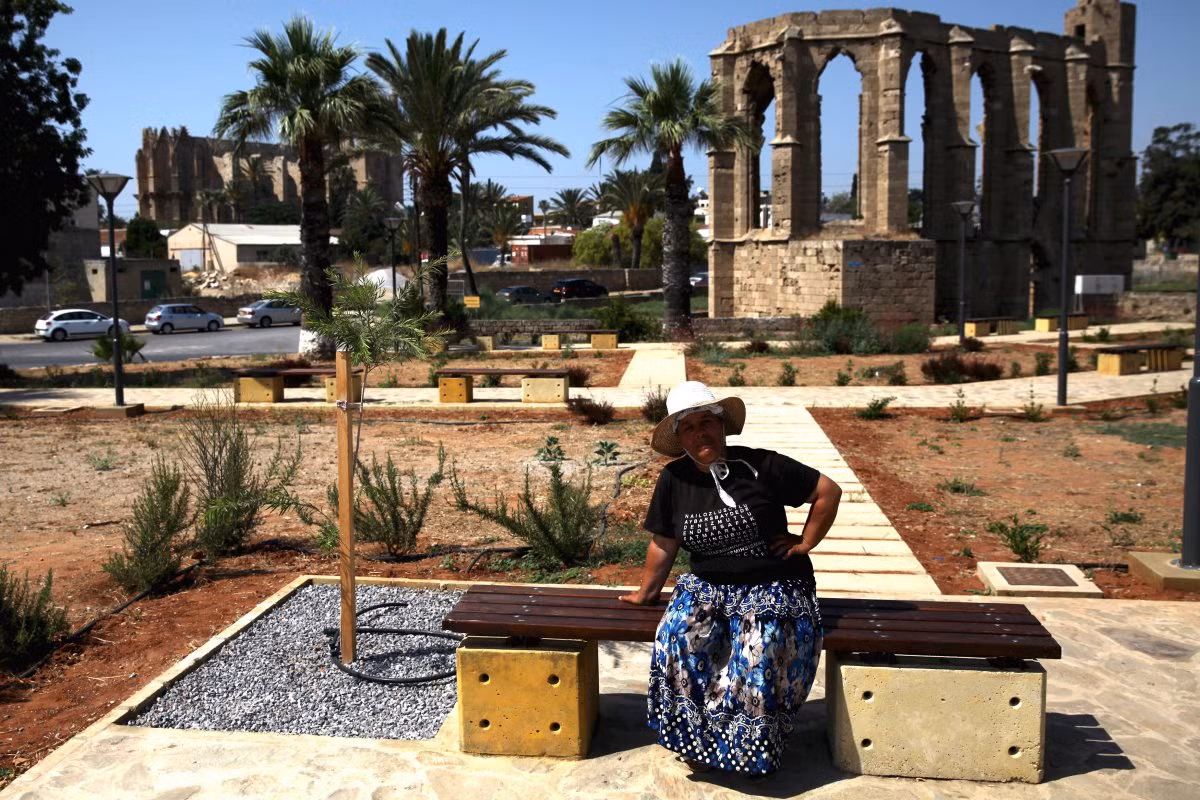 5. Cộng hòa Síp; Số tỷ phú: 5; Dân số: 858.000; Số dân trên 1 tỷ phú: 171.600. Cộng hòa Síp vẫn có 5 tỷ phú, trong đó, người giàu nhất là Christos Lazari với số tài sản 2,2 tỷ USD.