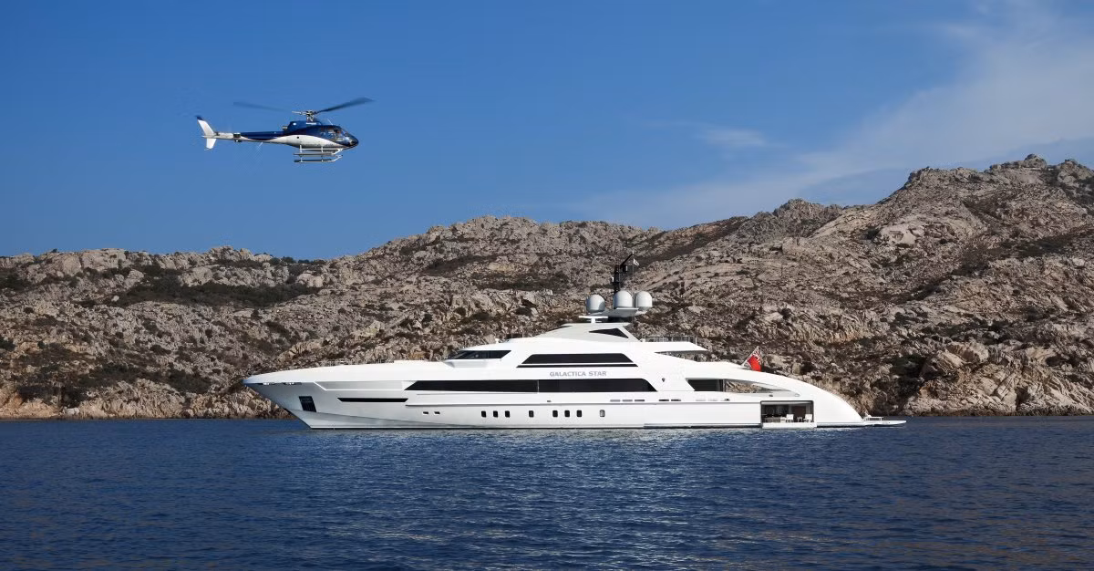 Thiết kế bên ngoài của du thuyền vừa sang trọng, vừa đậm chất thể thao. Những đường cong bóng bẩy với hai gam màu chủ đạo là trắng và đen gợi nên sự sang trọng, xa xỉ của chiếc du thuyền.