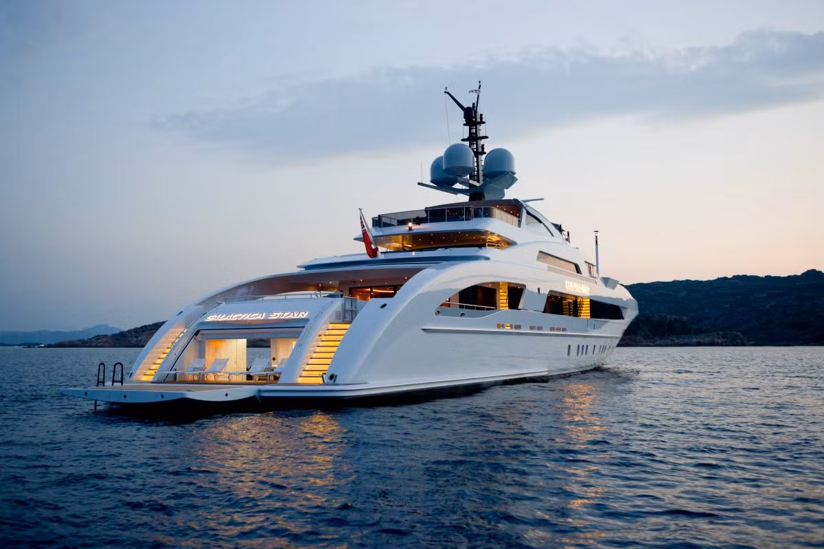 Khu vực giải trí với phòng khách đầy đủ tiện nghi rộng rãi và TV LED 60 inch full HD.