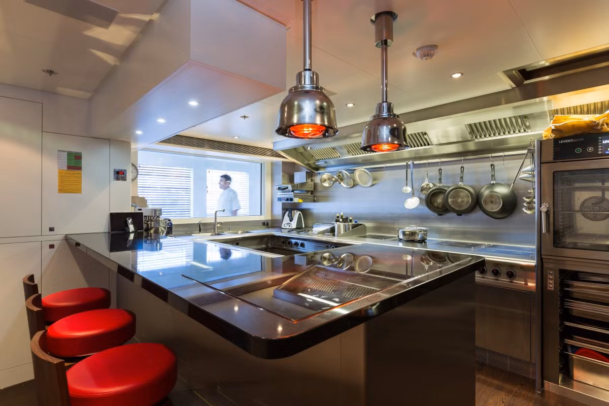 Quầy bar, phòng đọc sách, khoảng sân rộng với bồn tắm nước nóng, khu vực tắm nắng có thể mở ra và gấp gọn.