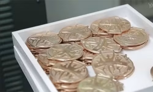 Hãng ELM cho biết, quá trình đúc huy chương đòi hỏi sự kiểm soát chặt chẽ, không thể chỉ do máy tự động như khi sản xuất tiền xu, với hàng chục hay hàng trăm chiếc mỗi phút mà phải cần đến cả bàn tay của con người.