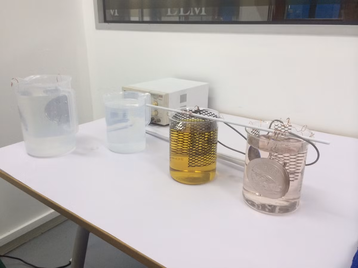 Các huy chương chưa được mạ đầu tiên sẽ được làm sạch trước khi đưa vào quá trình mạ. Quá trình này được thực hiện dưới sự giám sát chặt chẽ của hai kỹ thuật viên chuyên dụng và một nhà hóa học.