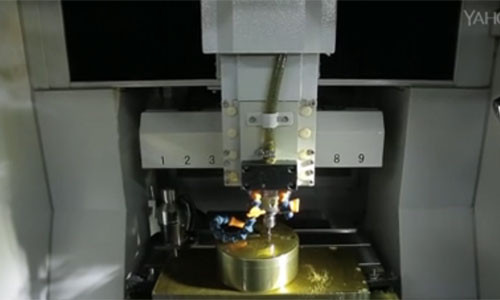 Để tạo ra một chiếc huy chương hoàn hảo cho SEA Games 28 năm nay, hơn 20 người đã phải làm việc dưới sự kiểm soát chất lượng chặt chẽ trong suốt 4 tháng. Các khuôn đúc phải được chuẩn bị trước khi quy trình được tiến hành. Các máy tiện kim loại CNC được sử dụng để làm ra từng chiếc khuôn một. Kim loại được rót vào các khuôn riêng, và sau một thời gian, những chiếc huy chương lần lượt được hình thành.