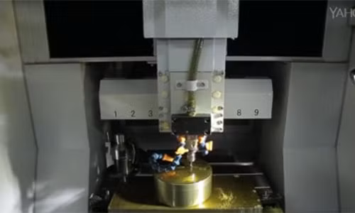 Để tạo ra một chiếc huy chương hoàn hảo cho SEA Games 28 năm nay, hơn 20 người đã phải làm việc dưới sự kiểm soát chất lượng chặt chẽ trong suốt 4 tháng. Các khuôn đúc phải được chuẩn bị trước khi quy trình được tiến hành. Các máy tiện kim loại CNC được sử dụng để làm ra từng chiếc khuôn một. Kim loại được rót vào các khuôn riêng, và sau một thời gian, những chiếc huy chương lần lượt được hình thành.