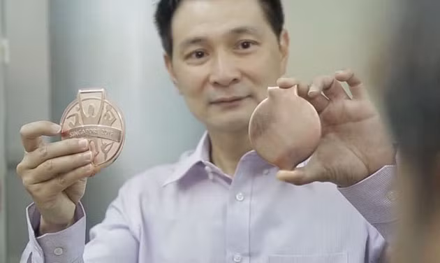 Các “lõi” huy chương đều được làm từ đồng thau. Mỗi chiếc huy chương đều phải trải qua công đoạn cắt tỉa sau khi đã đóng khuôn để đảm bảo thành phẩm cho ra đúng với tiêu chuẩn.