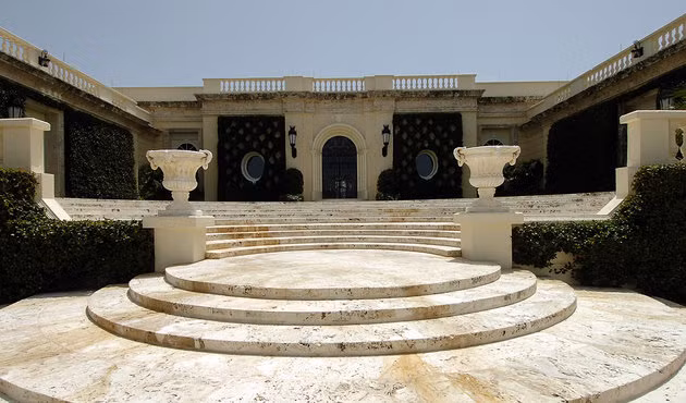 Sau đó, ông bán lại dinh thự cho tỷ phú người Nga Dmitri Rybolovlev, với giá 100 triệu USD.