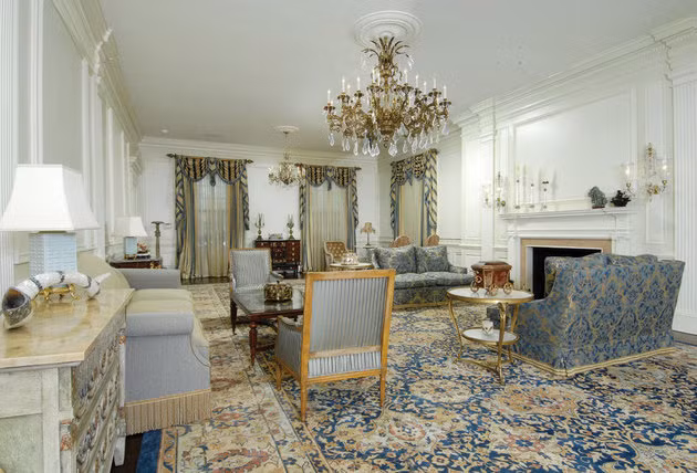 Các khu giải trí của dinh thự gồm bể bơi trong và ngoài nhà, sân chơi bowling, sân tennis và phòng chiếu phim.