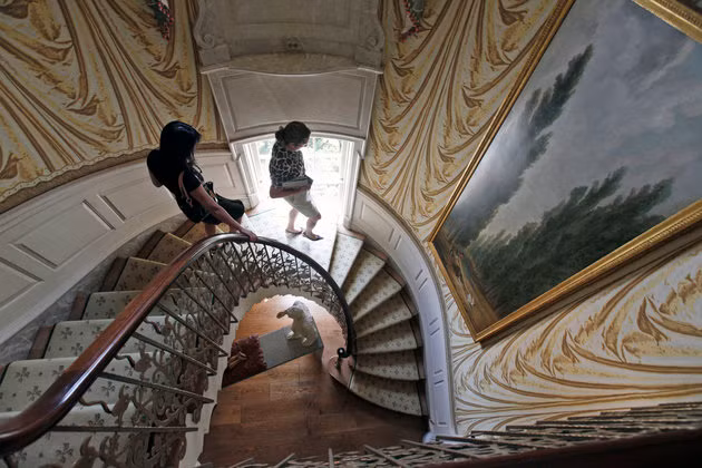 Do người chủ cũ đang gặp khó khăn trong việc kinh doanh rượu nên đành chấp nhận bán dinh thự với mức giá thấp.