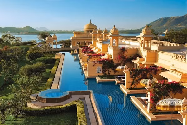 Hồ bơi của khách sạn Oberoi Udaivilas trên bờ biển Lake Pichola ở Udaipur, Ấn Độ, với hồ bơi có ánh sáng quang mang đến cho ta một trải nghiệm thực sự huyền diệu khi bơi lội.