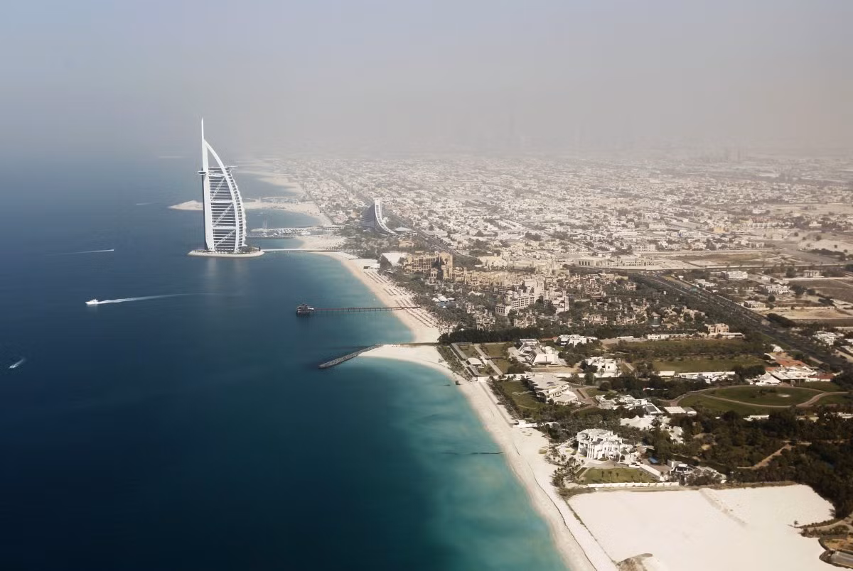 Burj Al Arab, khách sạn sang trọng cao thứ tư thế giới, là kiến trúc gây ấn tượng mạnhn của Dubai.