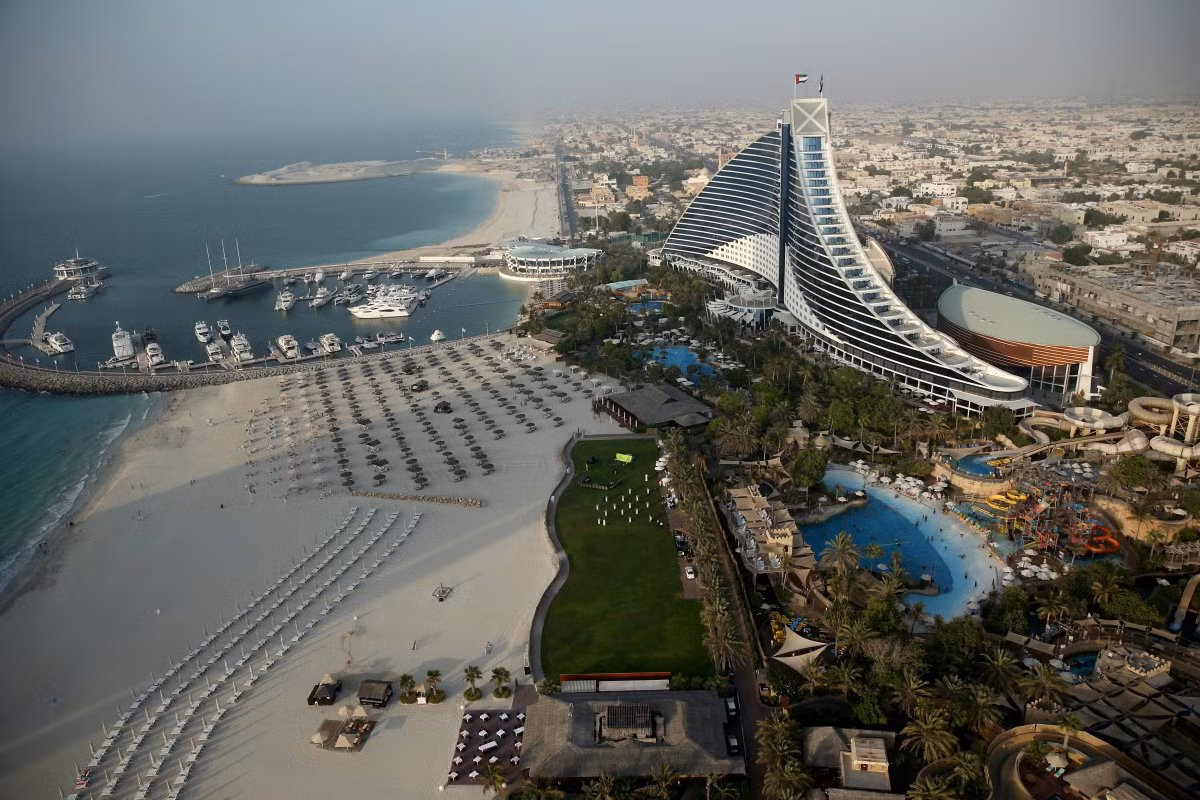 Một trong những khách sạn sang trọng khác của Dubai là Jumeirah Beach Hotel. Khách sạn này có tới 1.598 phòng, 20 nhà hàng và quán bar với quang cảnh đẹp nhìn ra bãi biển.