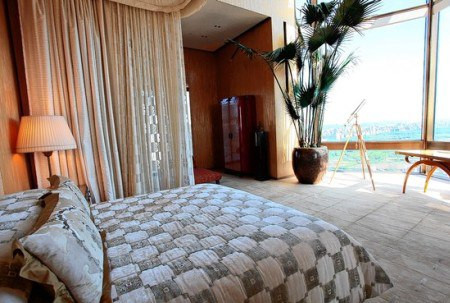 Phòng khách sạn Ty Warner Penthouse cũng tự hào là phòng khách sạn có tầm nhìn cao và đẹp mắt nhất tại New York.