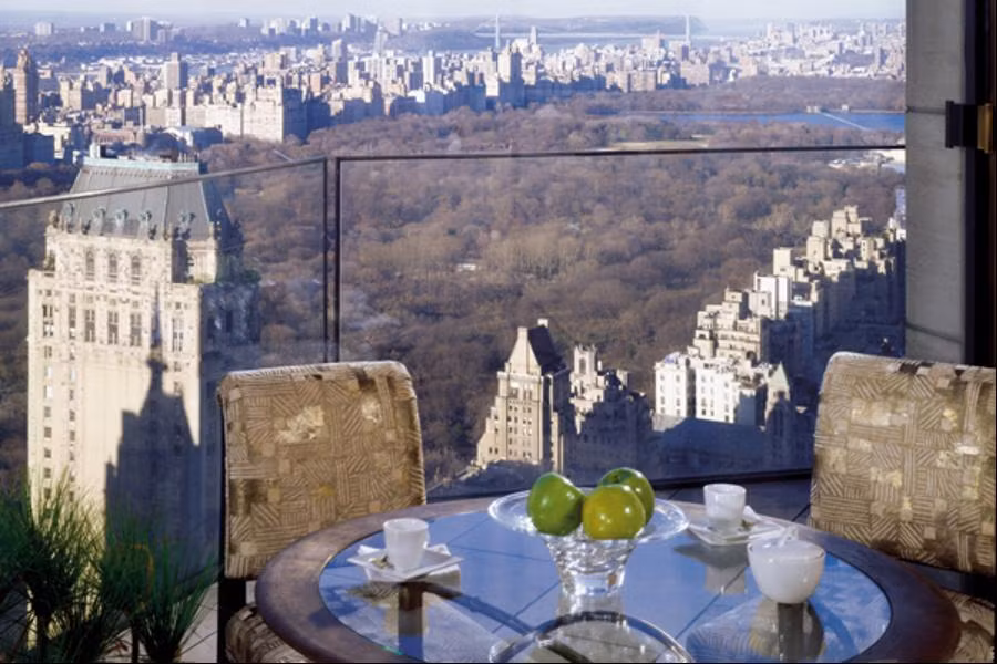 Khách sạn nổi tiếng với hệ thống phòng Ty Warner Penthouse, nơi có những bức tường được lát đá sơn mài bằng tay và khảm trai kiểu Pháp, có quản gia riêng, sử dụng không giới hạn xe Rolls Royce Phantom và một chiếc ti vi hầu như có đủ kênh từ tất cả các nước.