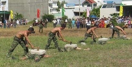 Vận khí công nằm trên thuỷ tinh đập đá trên người