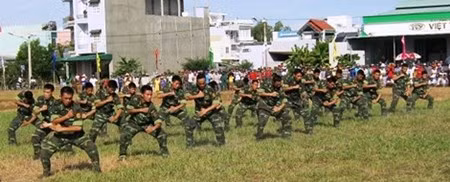 Các màn biểu diễn côn nhị khúc, trường côn, lao xe mô – tô qua người phía dưới lót miểng chai…