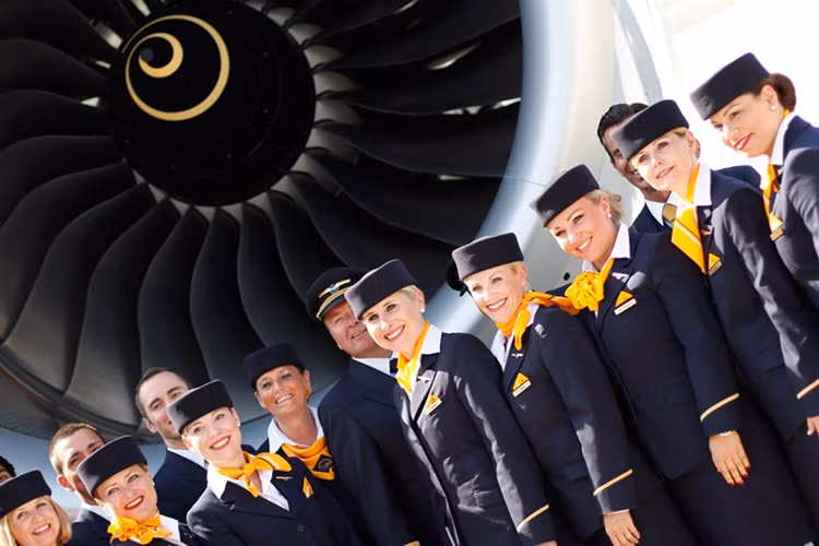 Điểm nhấn mạnh của bộ trang phục này là chiếc khăn màu cam nổi bật thắt trên cổ.