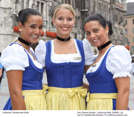 Ngoài ra, hãng Lufthansa còn sử dụng một bộ đồng phục khác lấy cảm hứng từ bộ váy truyền thống của các cô gái bán bia tại các lễ hội bia tại Đức. Bộ váy với ba màu đặc trưng là vàng – xanh – trắng và ra mắt lần đầu tiên vào năm 2005.