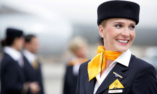 Nữ tiếp viên trông thanh lịch trong bộ đồng phục.