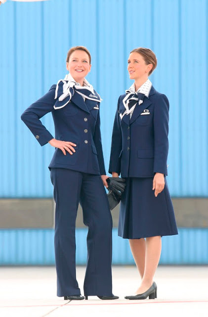 Từ năm 1979-1987, hãng hàng không Đức đổi mẫu đồng phục từ hai bộ váy sang thành một bộ váy và một bộ quần áo lịch thiệp. Bộ đồng phục này vẫn giữ được màu xanh truyền thống của hãng và có thêm điểm nhấn là áo sơ mi trắng bên trong.