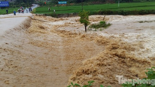 "Lãnh đạo huyện cùng UBND xã và người dân đã hỗ trợ những hộ bị ngập lụt di dời tài sản đến nơi an toàn nên ít nhiều giảm thiểu được thiệt hại", ông Đức cho biết.