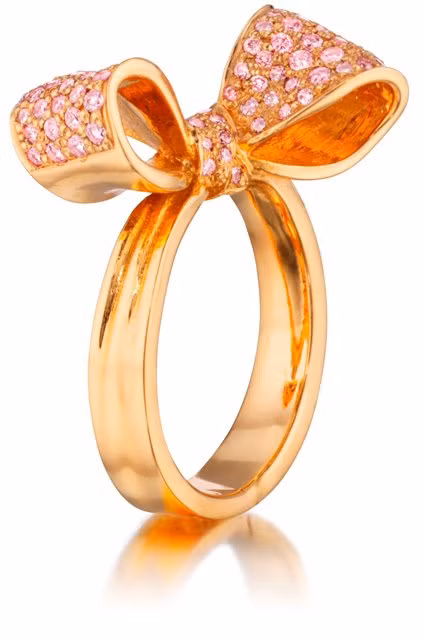 Chiếc nhẫn vàng hình nơ gắn đá sapphire hồng này cũng có giá lên tới 450 triệu đồng.