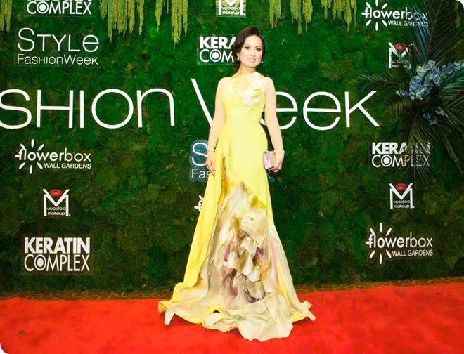 Trong sự kiện, ca sĩ Hà Phương thu hút quan khách khi chọn bộ váy dạ hội vàng của NTK Quỳnh Paris và đeo hai chiếc nhẫn đính nơ nạm kim cương có tổng trị giá khoảng 550 triệu đồng của nhà thiết kế Mimi So.