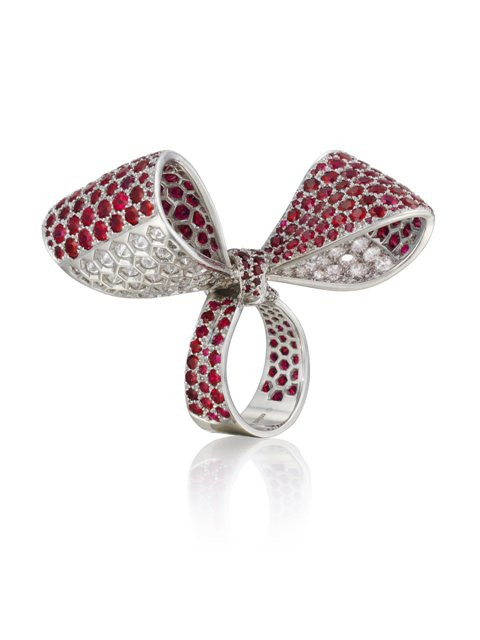 Nhẫn nơ Mini So được làm từ vàng trắng, đá ruby và kim cương.