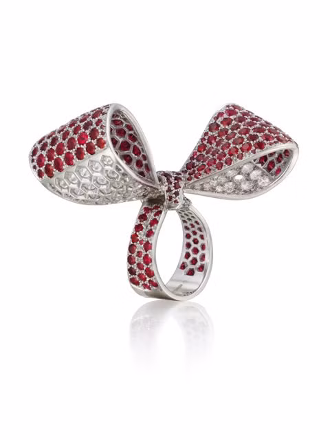 Nhẫn nơ Mini So được làm từ vàng trắng, đá ruby và kim cương.