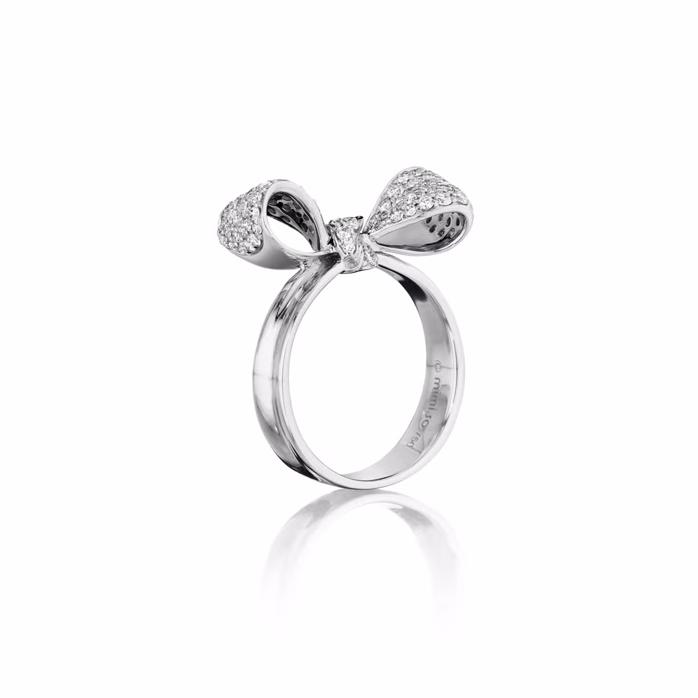 Chiếc nhẫn nơ thứ hai ca sĩ Hà Phương đeo cũng thuộc hãng Mini So nhưng là dòng nhẫn có kích cỡ nơ nhỏ hơn và được làm từ vàng trắng 18 karat. Giá của sản phẩm này là 4.200 USD (tương đương 95 triệu đồng).