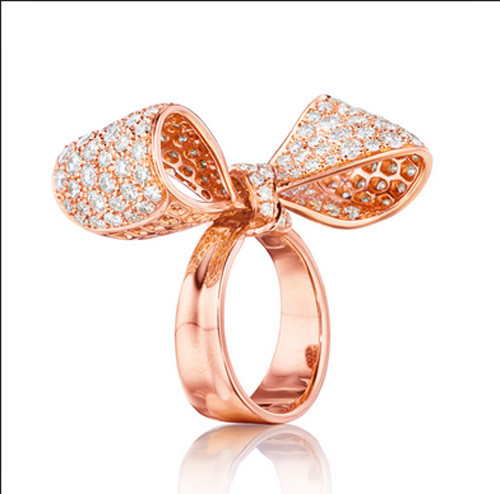 Một trong hai chiếc nhẫn kim cương mà bà xã tỷ phú Chính Chu đeo nằm trong bộ sưu tập nhẫn hình nơ bằng vàng của hãng Mini So.