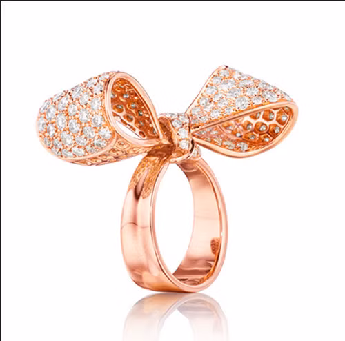 Một trong hai chiếc nhẫn kim cương mà bà xã tỷ phú Chính Chu đeo nằm trong bộ sưu tập nhẫn hình nơ bằng vàng của hãng Mini So.