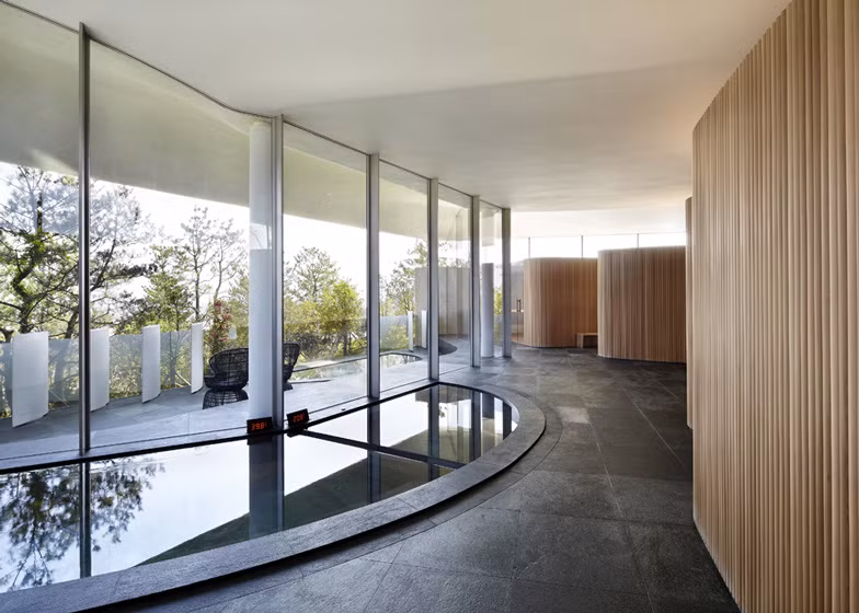 Khuân viên của khu 10 căn biệt thự có tổng diện tích rộng lớn tới 2 triệu m2.