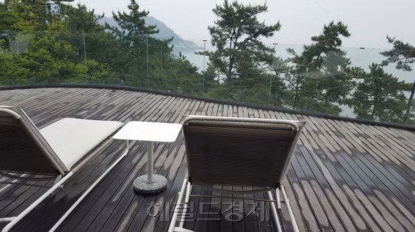 Tại đây, vợ chồng Bae Yong Joon - Park Soo Jin sẽ nghỉ ngơi ở biệt thự đắt tiền và biệt lập nhất. Xung quanh là hồ nước và rừng xanh yên tĩnh. “Chúng tôi chọn cách thiết kế như vậy để các biệt thự trông giống như đang nép mình trong khu vườn”, đại diện của khu nghỉ dưỡng South Cape nói.