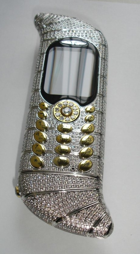 Điện thoại dao găm: Điện thoại này có cái tên khá mĩ miều, Goldvish “Le million” của hãng Goldvish chuyên sản xuất điện thoại cao cấp ở Thụy Sĩ. Chỉ có duy nhất 100 chiếc Goldvish được sản xuất và những người mua nó được giữ bí mật tuyệt đối. Khi vừa ra đời, những chiếc điện thoại này có lúc được bán với giá trên 1,45 triệu USD.