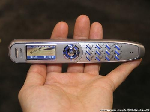 Điện thoại hình cây bút: Hình dáng như cây bút có thể gắn lên túi áo, Haier P7 có kích thước 150x27x18.2mm và nặng 65g, màn hình 128 x 64 pixel. Máy có thể gửi tin nhắn WAP 2.0, SMS, MMS và có kết nối USB, GPRS, WAP và hồng ngoại. Thời gian đàm thoại là 3 giờ, thời gian chờ là 140 giờ.