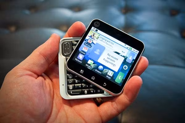Điện thoại hình vuông: Motorola Flipout là một chiếc điện thoại Android có thiết kế hình vuông, bàn phím QWERTY xoay. Điểm nhấn của Flipout chính là sử dụng cơ chế xoay 180 độ.