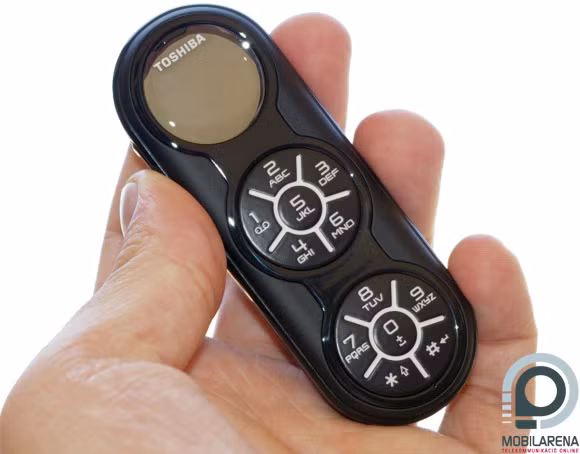 Điện thoại hình điều khiển ti vi: Toshiba G450 được lấy ý tưởng là một chiếc điều khiển TV từ xa với 2 bàn phím dời và 1 màn hình giống như mặt 1 chiếc đồng hồ điện tử. Toshiba sử dụng pin sạc nhanh siêu tốc cho phép đàm thoại liên tục 140 phút và thời gian chờ lên tới 200 giờ.