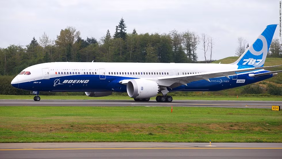 10. Boeing 787 Dreamliner: Thân của máy bay hoàn toàn được làm bằng nhựa tổng hợp giúp nó nhẹ hơn và tiết kiệm tới 20% nhiên liệu so với những loại máy bay thông thường. Ngoài ra, Dreamliner còn nổi trội với thiết kế nội thất sang trọng phía trong với cửa sổ lớn, không gian rộng, mang lại sự thoải mái nhất cho hành khách.