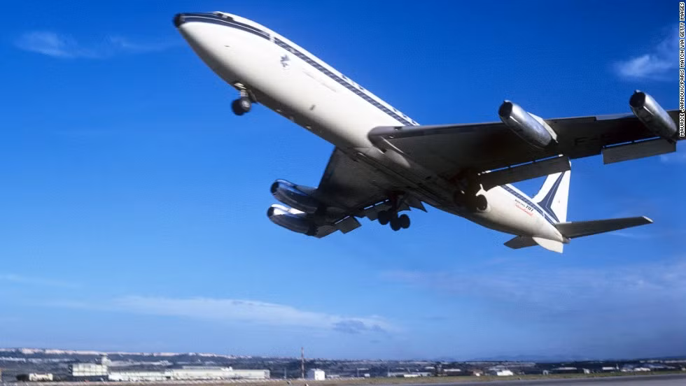 5. Boeing 707, cất cánh ngày đầu tiên vào 20/12/1957 và có sức chứa vượt trội là 181 hành khách. 707 cũng được cho là mở đầu cho dòng máy bay phản lực đầu tiên trên thế giới.