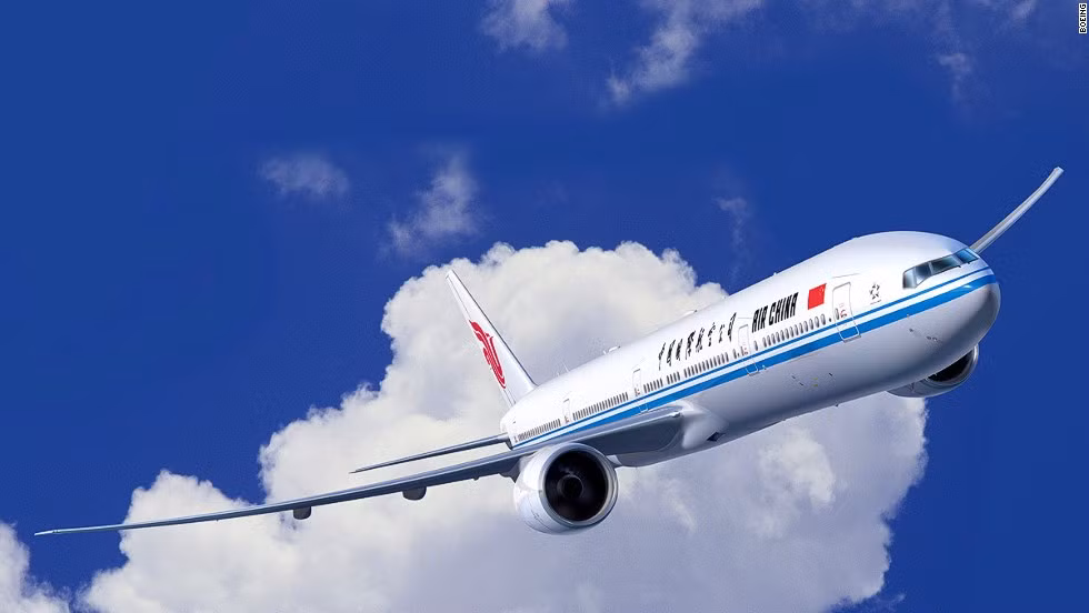 9. Boeing 777: Chiếc 777 được cho là dòng máy bay cỡ lớn đầu tiên có sức tiết kiệm nhiên liệu tốt nhất tại thời điểm nó ra đời trong những năm 90. Nó đặc biệt có sức chịu lớn cho những chuyến bay đường dài, xuyên Đại Tây Dương. Sức chứa của dòng máy bay này lên tới 305 - 440 hành khách.