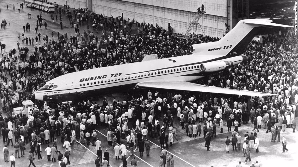 6. Boeing 727: Chiếc Boeing 727 đã lập kỷ lục về doanh số bán hàng vào những năm 1990 với những thiết kế nổi trội có 3 động cơ gắn phía sau. Tổng cộng đã có 1831 chiếc Boeing 727 được sản xuất và giao cho khách hàng.
