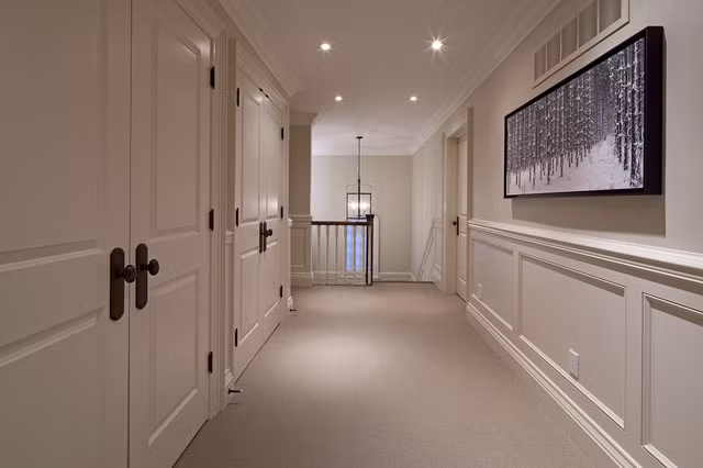 3. Quét sàn. Sau khi lau bụi ở các đồ nội thất, bạn hãy dùng chổi hoặc máy hút bụi để làm sạch sàn nhà. Việc quét sàn thực hiện sau khi lau nội thất sẽ giúp nhà không mất công quét lại nhiều lần vì bụi rơi ra.