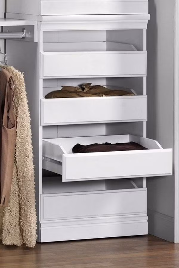 8. Sắp xếp đồ ngăn nắp vào một ngăn kéo. Nếu tủ quần áo của bạn đang rối tung với các mớ quần áo, khăn tất...thì hãy ngồi lại gấp gọn chúng và xếp vào một ngăn kéo nhỏ.