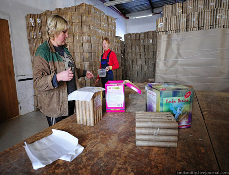 Cuối cùng, những ống pháo hoa được hoàn thành và đóng gói cẩn thận trước khi phân phối ra thị trường.