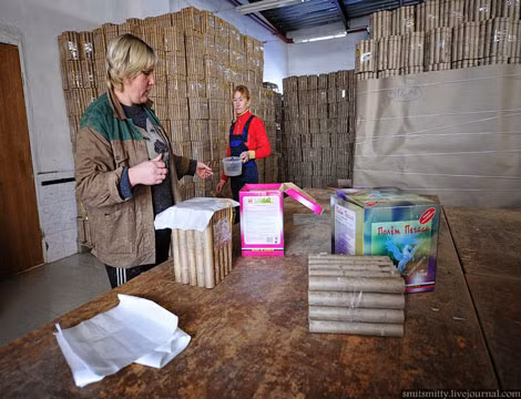 Cuối cùng, những ống pháo hoa được hoàn thành và đóng gói cẩn thận trước khi phân phối ra thị trường.